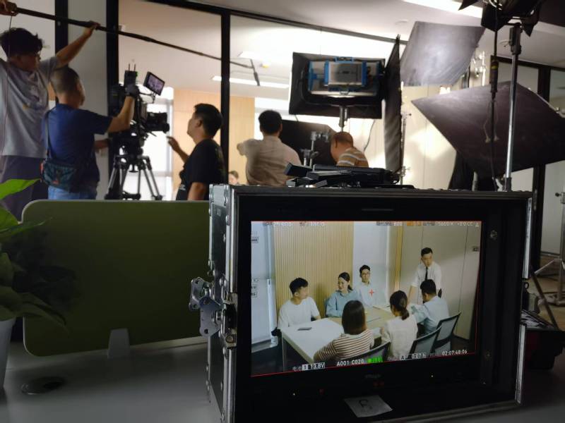邕宁区TVC拍摄公司：科技产品视觉化大师，诠释未来感与功能美学